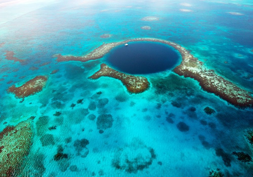 The-Great-Blue-Hole-in-Belize